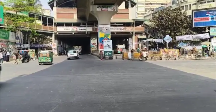 স্বাভাবিক হচ্ছে নগর জীবন: চলছে গণপরিবহন, মার্কেট খুললেও ভিড় কম