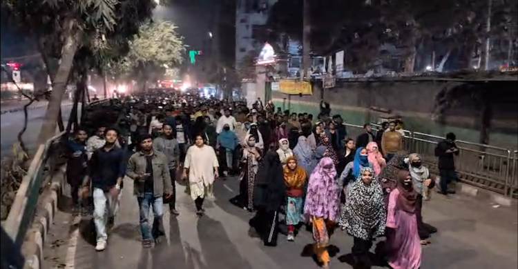 হাদির মৃত্যুতে জবি শিক্ষার্থীদের বিক্ষোভ