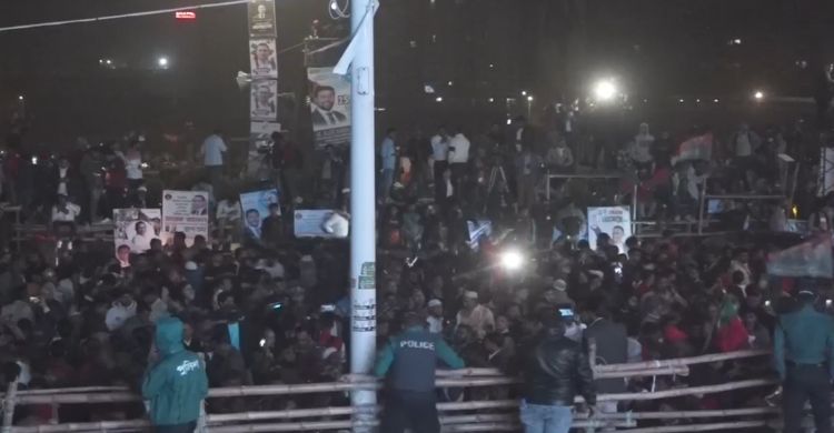 তারেক রহমানের স্বদেশ প্রত্যাবর্তন উপলক্ষে ৩০০ ফিটে সাধারণ জনতা ও নেতাকর্মীদের উপস্থিতি