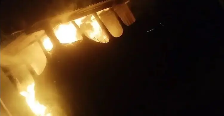 ঢাবি ছাত্রশক্তি নেতার বাড়িতে আগুন