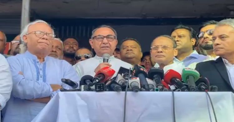 ওসমান হাদিকে গুলিবিদ্ধ করার ঘটনার প্রতিবাদে বক্তব্য রাখছেন বিএনপির স্থায়ী কমিটির সদস্য মির্জা আব্বাস