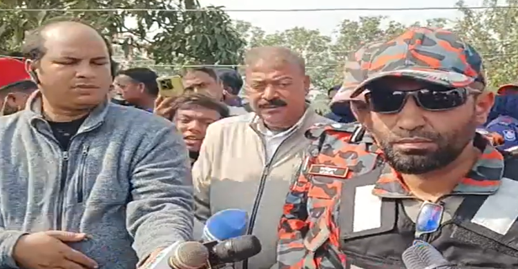 রাজশাহীতে শিশু সাজিদকে উদ্ধার বিষয়ে ব্রিফিং করছেন ফায়ার সার্ভিসের পরিচালক লেফটেন্যান্ট কর্নেল তাজুল ইসলাম
