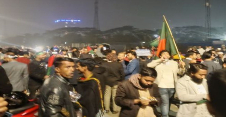 জনসমুদ্রে রূপ নিচ্ছে ৩০০ ফিট এলাকা, মুখে মুখে ‘লিডার আসছেন’