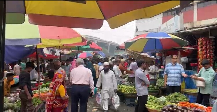 কাওরান বাজারের নিত্যপণ্যের দাম নিয়ে ক্রেতা-বিক্রেতাদের মিশ্র প্রতিক্রিয়া