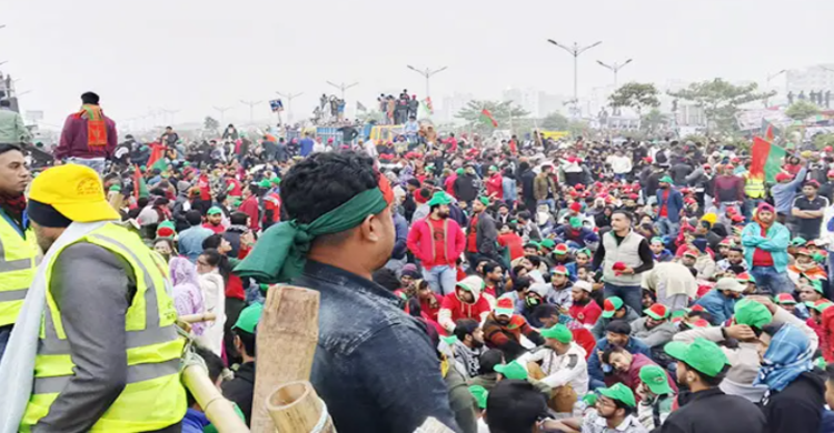 ৩০০ ফিট এলাকায় কঠোর নিরাপত্তা ব্যবস্থা, তৎপর স্বেচ্ছাসেবকরা