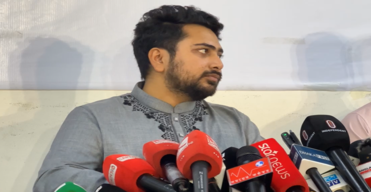 কথা বলছেন জাতীয় নাগরিক পার্টির  আহ্বায়ক নাহিদ ইসলাম