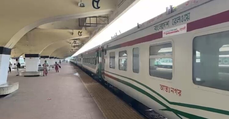 শেষবেলায় সিট ফাঁকা রেখেই ছাড়ছে ট্রেন!