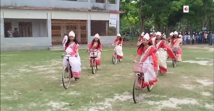 বাইসাইকেল চালিয়ে গ্রামবাসীকে নববর্ষের শুভেচ্ছা জানালো স্কুলছাত্রীরা