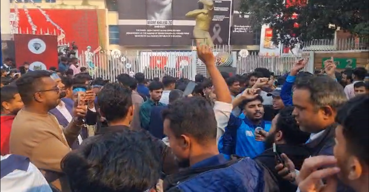 মিরপুরে ক্রিকেট ভক্তদের সড়ক অবরোধ