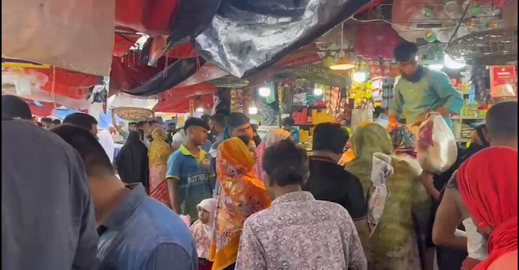 ক্রেতা শূন্য কারওয়ান বাজার, হতাশ মুদি ব্যবসায়ীরা