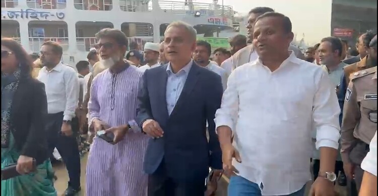 লঞ্চ টার্মিনাল পরিদর্শনে সড়কমন্ত্রী, খোঁজ নিলেন যাত্রীদের