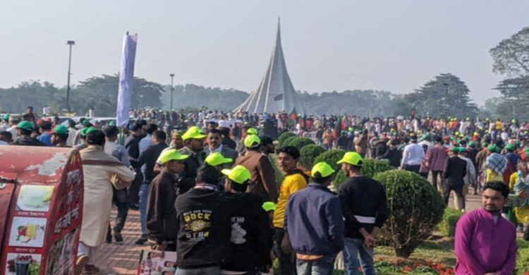 বিজয় উদযাপনে স্মৃতিসৌধে জনতার ঢল