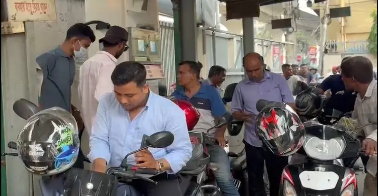 ৮ ঘন্টা লাইনে‌ দাঁড়িয়ে তেল নিবেন কিন্তু সরকারের মাথা-ব্যাথা নেই
