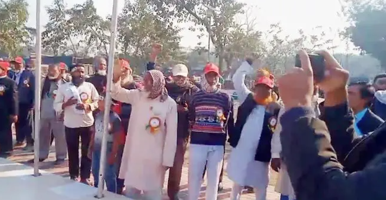 বিজয়স্তম্ভে ফুল দিয়ে মুক্তিযোদ্ধাদের জয় বাংলা স্লোগান, উত্তেজনা