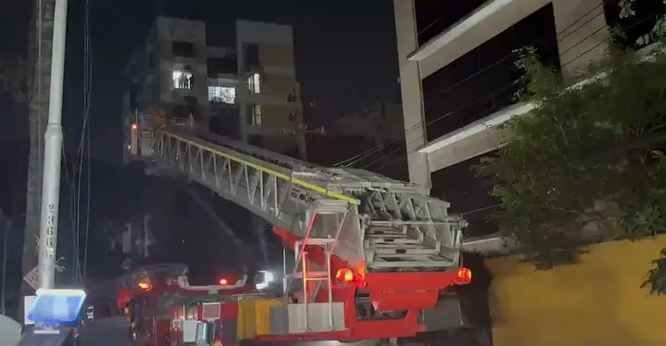 রাজধানীর বনানীর বহুতল ভবনে আগুন