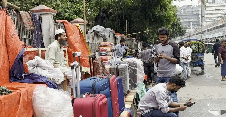 হকারদের ফুটপাতে বসার পেছনে একটি চক্র কাজ করে আসছে