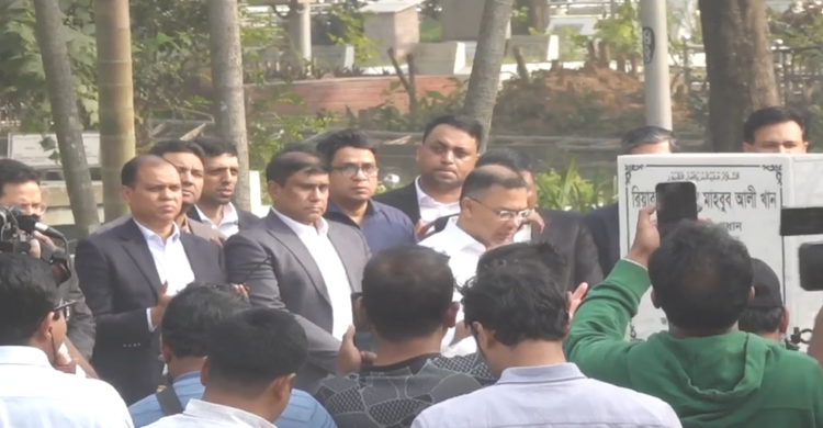 শ্বশুরের কবর জিয়ারত করছেন তারেক রহমান