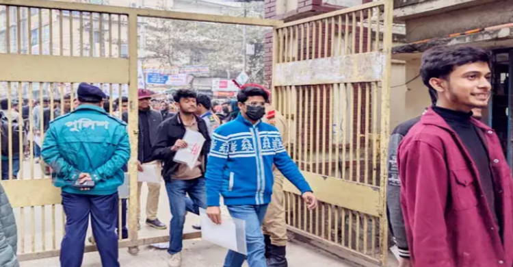 জবি সি ইউনিটের ভর্তি পরীক্ষায় আশাবাদী পরীক্ষার্থীরা