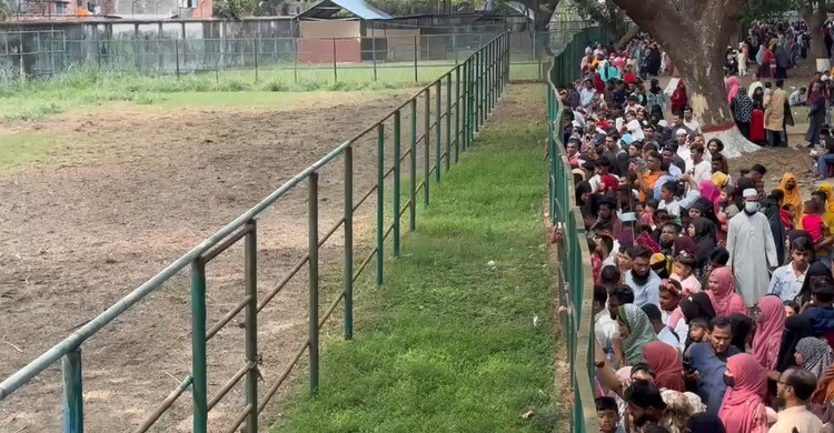 জিরাফ দেখতে চিড়িয়াখানায় দর্শনার্থীদের ভিড়
