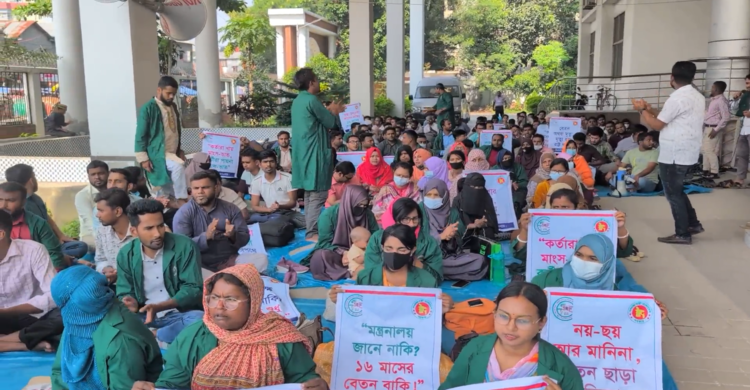 বকেয়া বেতনের দাবিতে লাগাতার আন্দোলনে কমিউনিটি হেলথকর্মীরা