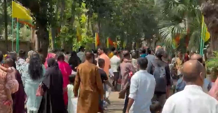 ভিড় বেশি হলেও চিড়িয়াখানায় আসতে পেরে অনেক আনন্দিত শিশুরা