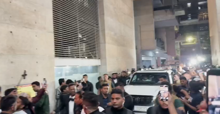 চরমোনাই পীরের সাথে সাক্ষাৎ শেষে বের হয়ে যাচ্ছেন তারেক রহমান