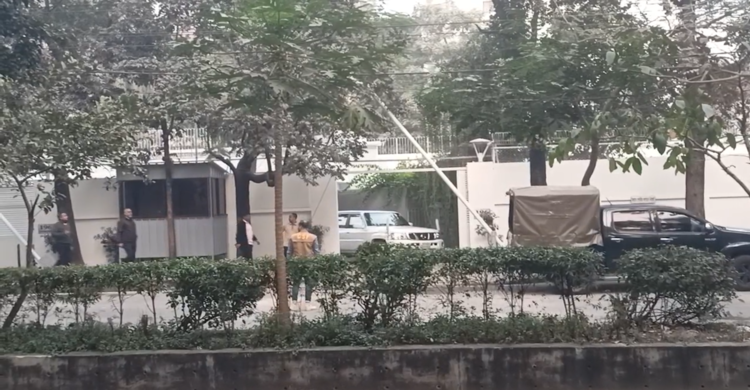 এভারকেয়ারের উদ্দেশ্যে গুলশানের বাসা থেকে বের হলেন ডা. জুবাইদা রহমান ও জাইমা রহমান