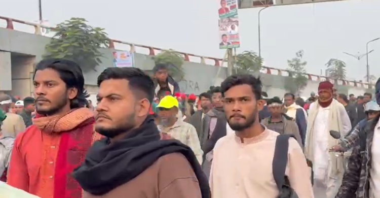 বিমানবন্দর সড়কে গাড়ি নেই, হেঁটে গন্তব্যে যাচ্ছেন মানুষজন