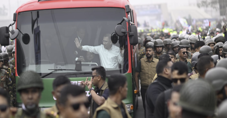 জনসমুদ্রে বন্দি লাল-সবুজ বাস; ১৯৫ মিনিটে গেলো মাত্র ৪ কিলোমিটার