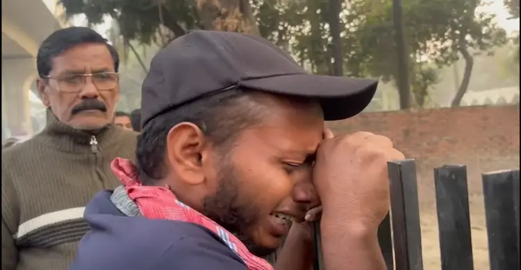 হাদির কবরের পাশে দাঁড়িয়ে কান্নায় ভেঙে পড়ল যুবক