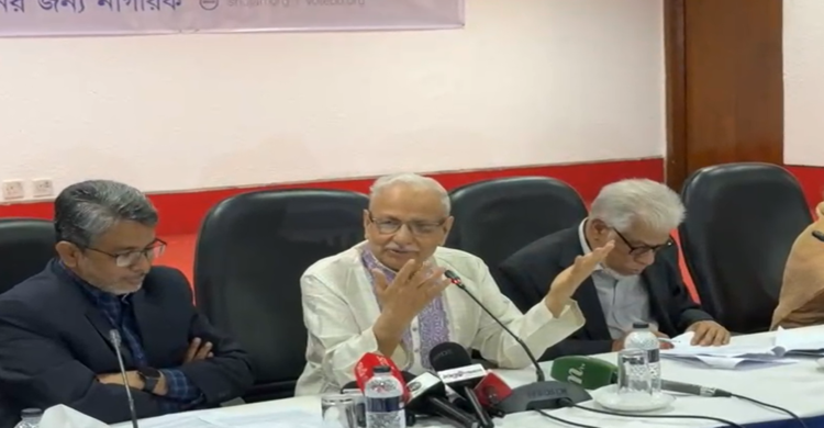 কথা বলছেন ড. বদিউল আলম মজুমদার