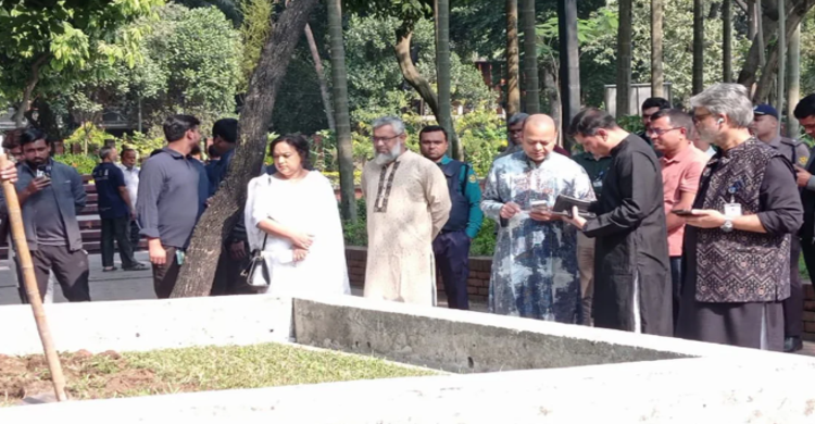 হাদির কবর খোঁড়ার কাজ চলছে