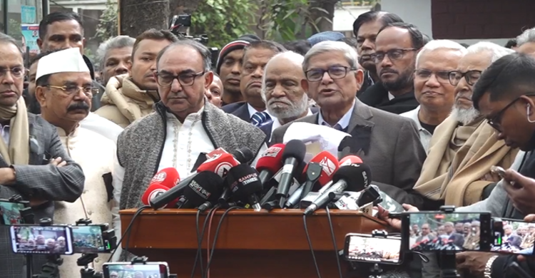 কথা বলছেন বিএনপি মহাসচিব মির্জা ফখরুল ইসলাম আলমগীর
