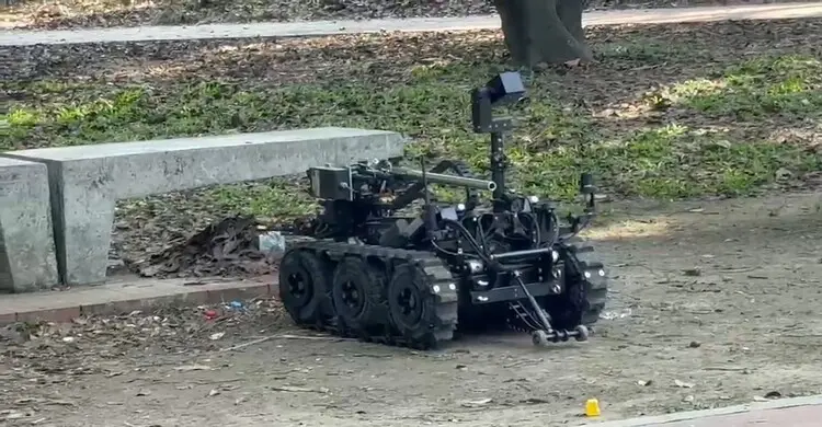 রোবট দিয়ে যেভাবে বোমা উদ্ধার করল পুলিশ