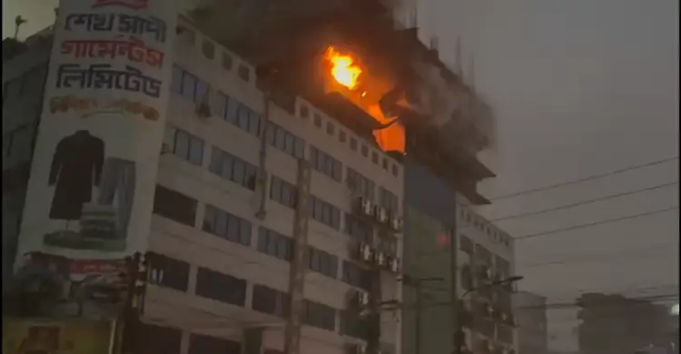 গুলিস্তান জিরো পয়েন্ট এলাকায় বহুতল ভবনে আগুন