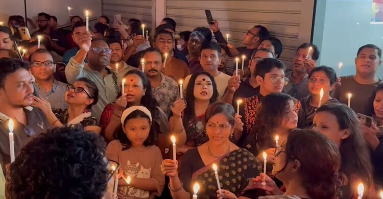 একাত্তরের কালোরাত্রি স্মরণে ধানমন্ডিতে মোমবাতি প্রজ্বলন