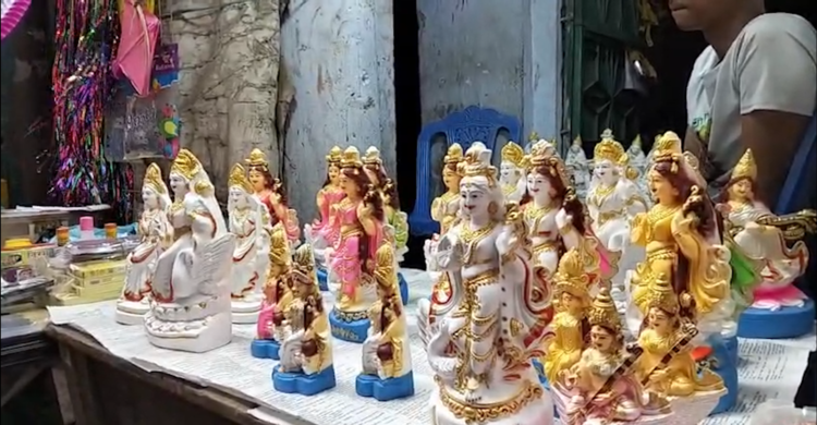 বিদ্যাদেবীর আবাহনে শাঁখারীবাজার এখন উৎসবের নগরী