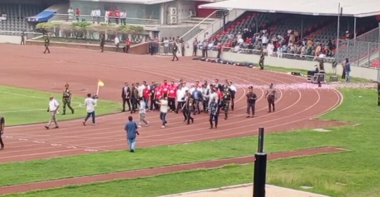 প্রীতি ফুটবল ম্যাচ দেখতে স্টেডিয়ামে এলেন প্রধানমন্ত্রী তারেক রহমান