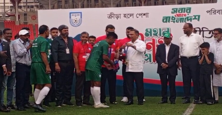 সাবেক খেলোয়াড়দের মেডেল পরিয়ে দিচ্ছেন প্রধানমন্ত্রী তারেক রহমান