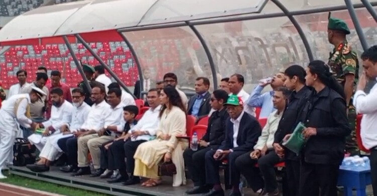 মেয়েকে নিয়ে খেলা উপভোগ করলেন প্রধানমন্ত্রী তারেক রহমান