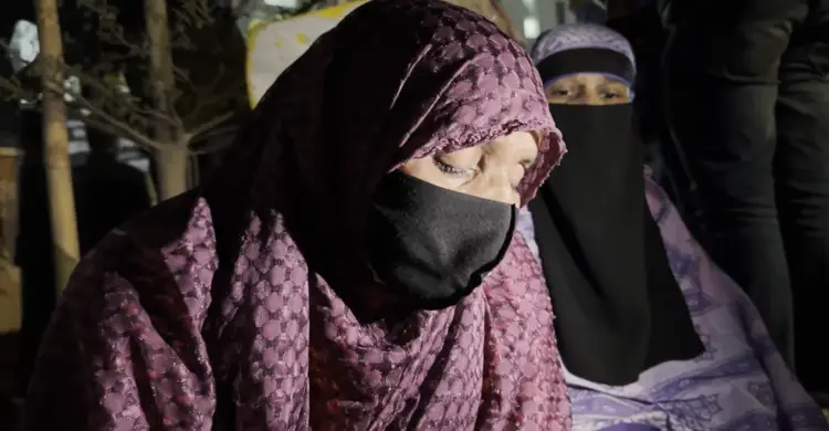 খালেদা জিয়াকে এক নজর দেখতে এভারকেয়ারের সামনে কান্নায় ভেঙে পড়লেন এক নারী ভক্ত