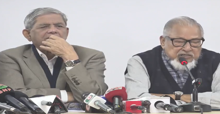 বিএনপি মহাসচিব মির্জা ফখরুল ইসলাম আলমগীর এর হাতে ফুল দিয়ে বিএনপিতে যোগদান অনুষ্ঠান।