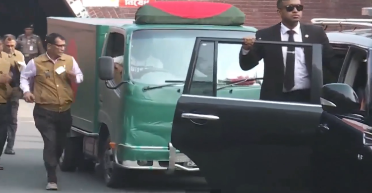 লাখো মানুষের অপেক্ষা, এলো লাল-সবুজ পতাকায় মোড়ানো প্রিয় নেত্রীর নিথর দেহ