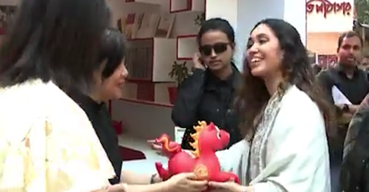 বইমেলায় চীনা নববর্ষের বই উপহার পেলেন জাইমা রহমান