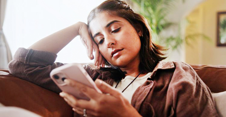 ছুটির দিনটা কি ফোন স্ক্রল করে চলে যাচ্ছে?