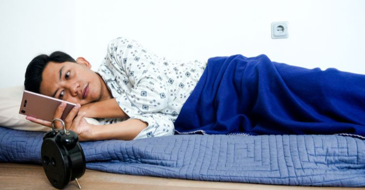 ছুটির দিনটা কি ফোন স্ক্রল করে চলে যাচ্ছে?