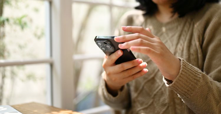 ছুটির দিনটা কি ফোন স্ক্রল করে চলে যাচ্ছে?