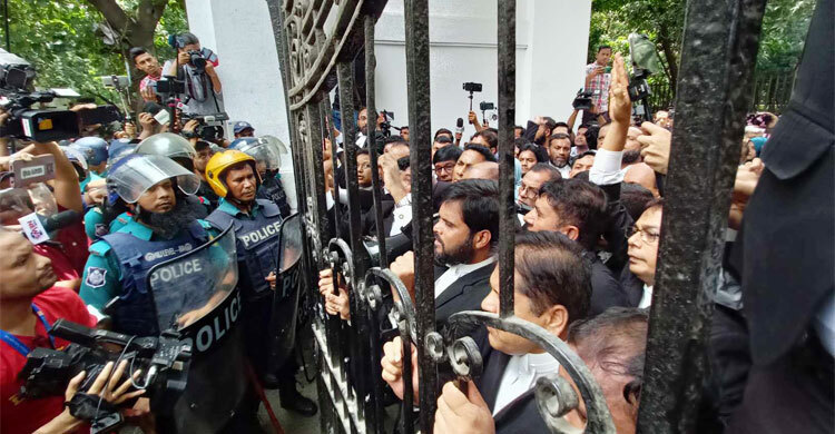গেটের বাইরে পুলিশ, ভেতরে বিএনপি-জামায়াতপন্থি আইনজীবীদের বিক্ষোভ