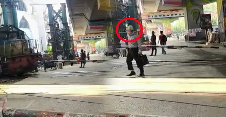 দুই মিনিট বাঁচাতে  ব্যারিকেড উপেক্ষা, বাড়ছে মৃত্যুঝুঁকি