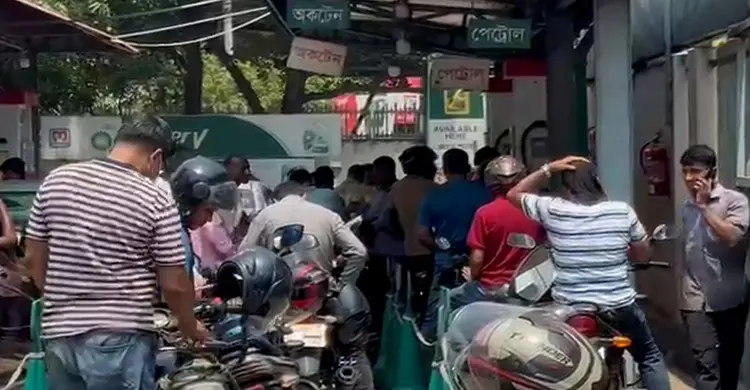 তীব্র রোদে মাথায় নিয়ে তেলের জন্য চালকদের দীর্ঘ লাইন